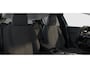 Peugeot e-308 Business | Elektrische parkeerrem | Extra getinte achterste zijruiten en achterruit | ISOFIX-bevestigingspunten voor drie kinderzitjes. Op de passagiersstoel en de buitenste zitplaatsen van de achterbank