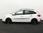 Renault Clio Estate 1.2 TCE Expression Airco, Elektrisch glazen schuif-/kanteldak, Buitenspiegels elektrisch verstel- en verwarmbaar, Dakrails, Navigatiesysteem uitneembaar Ruime en praktische gezinsauto met veel bagageruimte en comfortabele rijeigenschappen. Zuinige benzinemotor, ideaal voor dagelijks gebruik, vakantie of het hele gezin.