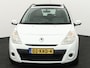 Renault Clio Estate 1.2 TCE Expression Airco, Elektrisch glazen schuif-/kanteldak, Buitenspiegels elektrisch verstel- en verwarmbaar, Dakrails, Navigatiesysteem uitneembaar Ruime en praktische gezinsauto met veel bagageruimte en comfortabele rijeigenschappen. Zuinige benzinemotor, ideaal voor dagelijks gebruik, vakantie of het hele gezin.