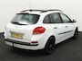 Renault Clio Estate 1.2 TCE Expression Airco, Elektrisch glazen schuif-/kanteldak, Buitenspiegels elektrisch verstel- en verwarmbaar, Dakrails, Navigatiesysteem uitneembaar Ruime en praktische gezinsauto met veel bagageruimte en comfortabele rijeigenschappen. Zuinige benzinemotor, ideaal voor dagelijks gebruik, vakantie of het hele gezin.