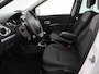 Renault Clio Estate 1.2 TCE Expression Airco, Elektrisch glazen schuif-/kanteldak, Buitenspiegels elektrisch verstel- en verwarmbaar, Dakrails, Navigatiesysteem uitneembaar Ruime en praktische gezinsauto met veel bagageruimte en comfortabele rijeigenschappen. Zuinige benzinemotor, ideaal voor dagelijks gebruik, vakantie of het hele gezin.