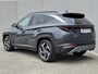 Hyundai Tucson 1.6 T-GDI PHEV Comfort Smart 4WD / Fabrieksgarantie tot 05-2027 / Dealer onderhouden / Stuur- & Stoelverwarming / Elektrische Achterklep / Trekgewicht 1350 kg / Achteruitrijcamera / Apple Carplay Android Auto / EAER bereik 62 km