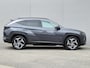 Hyundai Tucson 1.6 T-GDI PHEV Comfort Smart 4WD / Fabrieksgarantie tot 05-2027 / Dealer onderhouden / Stuur- & Stoelverwarming / Elektrische Achterklep / Trekgewicht 1350 kg / Achteruitrijcamera / Apple Carplay Android Auto / EAER bereik 62 km