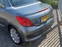 Peugeot 207 CC 1.6 VTi Féline AUTOMAAT NL AUTO NAP! NW DISTRIE! LEER l AIRCO ECC l JBL l STOELVERWARMING l LMV! TOPSTAAT!