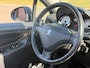Peugeot 207 CC 1.6 VTi Féline AUTOMAAT NL AUTO NAP! NW DISTRIE! LEER l AIRCO ECC l JBL l STOELVERWARMING l LMV! TOPSTAAT!