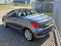 Peugeot 207 CC 1.6 VTi Féline AUTOMAAT NL AUTO NAP! NW DISTRIE! LEER l AIRCO ECC l JBL l STOELVERWARMING l LMV! TOPSTAAT!