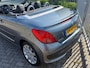 Peugeot 207 CC 1.6 VTi Féline AUTOMAAT NL AUTO NAP! NW DISTRIE! LEER l AIRCO ECC l JBL l STOELVERWARMING l LMV! TOPSTAAT!