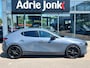 Mazda 3 2.0 e-SkyActiv-G M Hybrid 150 Homura TREKHAAK | A.CAMERA | 18"LM VELGEN BLACK | APPLE CARPLAY/ANDROID AUTO | HEAD-UP DISPLAY | 1e EIG | NED.AUTO |