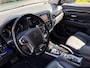 Mitsubishi Outlander 2.0 PHEV instyle achteruitrijcamera , trekhaak , electronic climate controle , lichtmetalen velgen 18" , lederen bekleding , stoel en stuur verwarming , verwarmde voorruit , super complete auto in zeer nette staat, accu 3 jaar geleden vervangen
