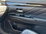 Mitsubishi Outlander 2.0 PHEV instyle achteruitrijcamera , trekhaak , electronic climate controle , lichtmetalen velgen 18" , lederen bekleding , stoel en stuur verwarming , verwarmde voorruit , super complete auto in zeer nette staat, accu 3 jaar geleden vervangen