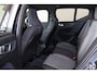 Volvo XC40 B3 Plus Black Edition - Panorama/schuifdak - IntelliSafe Assist & Surround - 360º Camera - Harman/Kardon audio - Verwarmde voorstoelen & stuur - Parkeersensoren voor & achter - Elektr. bedienb. voorstoelen met geheugen links - Draadloze tel. lader - Standkachel - Extra getint glas - 20' LMV