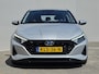Hyundai i20 1.0 T-GDI Comfort / Achteruitrijcamera / Stuur- & Stoelverwarming / Navigatie via Apple Carplay of Android Auto / Cruise control / Trekgewicht 1110 kg / Parkeersensoren achter / Lichtmetalen wielen 16“ /