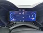 Alfa Romeo Junior Ibrida Sport Speciale | "Sport Speciale" alcantara bekleding met witte accenten - 6-voudig elektrisch verstelbare bestuurdersstoel / 6-voudig handmatig verstelbare passagiersstoel | 10,1" infotainment systeem | 10,1" infotainment systeem met navigatie