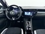 Alfa Romeo Junior Ibrida Sport Speciale | "Sport Speciale" alcantara bekleding met witte accenten - 6-voudig elektrisch verstelbare bestuurdersstoel / 6-voudig handmatig verstelbare passagiersstoel | 10,1" infotainment systeem | 10,1" infotainment systeem met navigatie