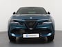 Alfa Romeo Junior Ibrida Sport Speciale | "Sport Speciale" alcantara bekleding met witte accenten - 6-voudig elektrisch verstelbare bestuurdersstoel / 6-voudig handmatig verstelbare passagiersstoel | 10,1" infotainment systeem | 10,1" infotainment systeem met navigatie