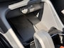 Volvo XC40 2.0 B4 Plus Dark Elektrisch verstelbare voorstoelen | Google Maps & Infotainment | Adaptieve Cruise Control | BLIS dodehoekdetectie | 18 inch lichtmetalen velgen | All season banden | Trekhaak semi elektrisch inklapbaar | Harman Kardon premium audio