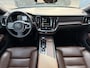 Volvo V60 Cross Country B5 AWD Pro | Adaptieve Cruise Control | BLIS Dodehoekdetectie | 18 inch lichtmetalen velgen | Elektrisch verstelbare voorstoelen met geheugen | Trekhaak semi elektrisch inklapbaar | Stoel- & stuurwielverwarming