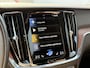 Volvo V60 Cross Country B5 AWD Pro | Adaptieve Cruise Control | BLIS Dodehoekdetectie | 18 inch lichtmetalen velgen | Elektrisch verstelbare voorstoelen met geheugen | Trekhaak semi elektrisch inklapbaar | Stoel- & stuurwielverwarming