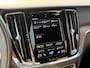 Volvo V60 Cross Country B5 AWD Pro | Adaptieve Cruise Control | BLIS Dodehoekdetectie | 18 inch lichtmetalen velgen | Elektrisch verstelbare voorstoelen met geheugen | Trekhaak semi elektrisch inklapbaar | Stoel- & stuurwielverwarming