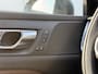 Volvo V60 Cross Country B5 AWD Pro | Adaptieve Cruise Control | BLIS Dodehoekdetectie | 18 inch lichtmetalen velgen | Elektrisch verstelbare voorstoelen met geheugen | Trekhaak semi elektrisch inklapbaar | Stoel- & stuurwielverwarming