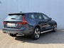 Volvo V60 Cross Country B5 AWD Pro | Adaptieve Cruise Control | BLIS Dodehoekdetectie | 18 inch lichtmetalen velgen | Elektrisch verstelbare voorstoelen met geheugen | Trekhaak semi elektrisch inklapbaar | Stoel- & stuurwielverwarming