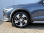 Volvo V60 Cross Country B5 AWD Pro | Adaptieve Cruise Control | BLIS Dodehoekdetectie | 18 inch lichtmetalen velgen | Elektrisch verstelbare voorstoelen met geheugen | Trekhaak semi elektrisch inklapbaar | Stoel- & stuurwielverwarming
