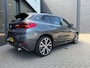 BMW X2 sDrive20i 192pk M-Sport,LED,Schuifdak,HUD,NaviPro,Stoelverw,Dealer OH,Clima,Cruise,