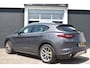 Alfa Romeo Stelvio 2.0 T 280pk AWD (4x4) Super Veloce Automaat | Navigatie | Carplay & Android Auto | Camera | Airco ECC | Panoramisch Open Dak | Parkeersensoren | Leder | Lichtmetalen Velgen | Dodehoek Detectie |  Alarm | Isofix | 4 Seizoenen Banden | Zeer Compleet!!!