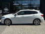 BMW 1-Serie 118i High Executive M-sport | M-AERODYNAMICA| SFEERVERLICHTING| NAVIGATIE + APPLE CARPLAY/ANDROID AUTO| PARKEERSENSOREN V+A| FULL LED| KEYLESS| GETINT GLAS|