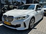 BMW 1-Serie 118i High Executive M-sport | M-AERODYNAMICA| SFEERVERLICHTING| NAVIGATIE + APPLE CARPLAY/ANDROID AUTO| PARKEERSENSOREN V+A| FULL LED| KEYLESS| GETINT GLAS|