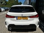 BMW 1-Serie 118i High Executive M-sport | M-AERODYNAMICA| SFEERVERLICHTING| NAVIGATIE + APPLE CARPLAY/ANDROID AUTO| PARKEERSENSOREN V+A| FULL LED| KEYLESS| GETINT GLAS|