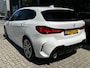 BMW 1-Serie 118i High Executive M-sport | M-AERODYNAMICA| SFEERVERLICHTING| NAVIGATIE + APPLE CARPLAY/ANDROID AUTO| PARKEERSENSOREN V+A| FULL LED| KEYLESS| GETINT GLAS|