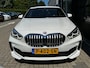 BMW 1-Serie 118i High Executive M-sport | M-AERODYNAMICA| SFEERVERLICHTING| NAVIGATIE + APPLE CARPLAY/ANDROID AUTO| PARKEERSENSOREN V+A| FULL LED| KEYLESS| GETINT GLAS|