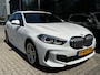BMW 1-Serie 118i High Executive M-sport | M-AERODYNAMICA| SFEERVERLICHTING| NAVIGATIE + APPLE CARPLAY/ANDROID AUTO| PARKEERSENSOREN V+A| FULL LED| KEYLESS| GETINT GLAS|