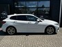 BMW 1-Serie 118i High Executive M-sport | M-AERODYNAMICA| SFEERVERLICHTING| NAVIGATIE + APPLE CARPLAY/ANDROID AUTO| PARKEERSENSOREN V+A| FULL LED| KEYLESS| GETINT GLAS|