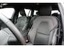 Volvo V60 T6 Plug-in hybrid AWD Plus Dark | Semi- Elektrische Trekhaak | Premium audio by Harman Kardon | Verwarmbare voor- en achterstoelen + Stuurwiel | Verwarmbare Voorruit | Rondomzicht camera