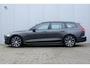 Volvo V60 T6 Plug-in hybrid AWD Plus Dark | Semi- Elektrische Trekhaak | Premium audio by Harman Kardon | Verwarmbare voor- en achterstoelen + Stuurwiel | Verwarmbare Voorruit | Rondomzicht camera