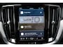 Volvo V60 T6 Plug-in hybrid AWD Plus Dark | Semi- Elektrische Trekhaak | Premium audio by Harman Kardon | Verwarmbare voor- en achterstoelen + Stuurwiel | Verwarmbare Voorruit | Rondomzicht camera