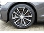 Volvo V60 T6 Plug-in hybrid AWD Plus Dark | Semi- Elektrische Trekhaak | Premium audio by Harman Kardon | Verwarmbare voor- en achterstoelen + Stuurwiel | Verwarmbare Voorruit | Rondomzicht camera