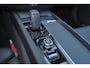 Volvo V60 B3 Business Pro - Panorama/schuifdak - IntelliSafe Assist & Surround - Parkeercamera achter - Verwarmde voorstoelen, stuur & achterbank - Parkeersensoren voor & achter - Standkachel - Extra getint glas - Inklapbare trekhaak - 18' LMV