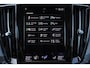 Volvo V60 B3 Business Pro - Panorama/schuifdak - IntelliSafe Assist & Surround - Parkeercamera achter - Verwarmde voorstoelen, stuur & achterbank - Parkeersensoren voor & achter - Standkachel - Extra getint glas - Inklapbare trekhaak - 18' LMV