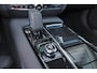 Volvo V60 T6 Recharge AWD Plus Bright - IntelliSafe Assist - Harman/Kardon audio - Adaptieve LED koplampen - Parkeercamera achter - Verwarmde voorstoelen, stuur & achterbank - Parkeersensoren voor & achter - Elektr. bedienb. voorstoelen met geheugen - Extra getint glas - Inklapbare trekhaak - 19' LMV