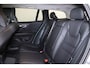 Volvo V60 T6 Recharge AWD Plus Bright - IntelliSafe Assist - Harman/Kardon audio - Adaptieve LED koplampen - Parkeercamera achter - Verwarmde voorstoelen, stuur & achterbank - Parkeersensoren voor & achter - Elektr. bedienb. voorstoelen met geheugen - Extra getint glas - Inklapbare trekhaak - 19' LMV