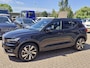Volvo XC40 Recharge P8 AWD R-Design | Pack Lounge (audio installatie high end, elektrisch glazen schuif-/kanteldak, parkeersensor voor, rondomzicht camera) en Climate Pack (achterbank verwarmd) | trekhaak