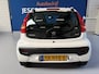 Peugeot 107 1.0-12V Millesim 200 / bj.2010 / kleur: wit / 5 deurs / airco / NAP met 153436 km.en APK tot 07/2027 / Sportvelgen/etc