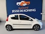 Peugeot 107 1.0-12V Millesim 200 / bj.2010 / kleur: wit / 5 deurs / airco / NAP met 153436 km.en APK tot 07/2027 / Sportvelgen/etc