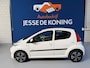 Peugeot 107 1.0-12V Millesim 200 / bj.2010 / kleur: wit / 5 deurs / airco / NAP met 153436 km.en APK tot 07/2027 / Sportvelgen/etc