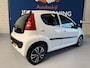 Peugeot 107 1.0-12V Millesim 200 / bj.2010 / kleur: wit / 5 deurs / airco / NAP met 153436 km.en APK tot 07/2027 / Sportvelgen/etc