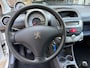 Peugeot 107 1.0-12V Millesim 200 / bj.2010 / kleur: wit / 5 deurs / airco / NAP met 153436 km.en APK tot 07/2027 / Sportvelgen/etc