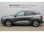 Ford Kuga 2.5-243pk PHEV ST-Line X. Trekgewicht 2.100kg ! Nieuw Model ! In nieuwstaat verkerende zeer luxe Ford Kuga van 2026 ! Elektr. panodak, Elektr. inklapb. trekhaak, stoel-, stuur- en voorraamverw., camera v+a, Apple carplay/Android auto, Elektr. verstelb. bestuurdersstoel etc.